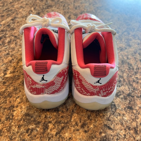 EUC Jordan 11 Low Pink Snakeskin 2013 Release Sneakers Size 8.5 - Picture 6 of 14